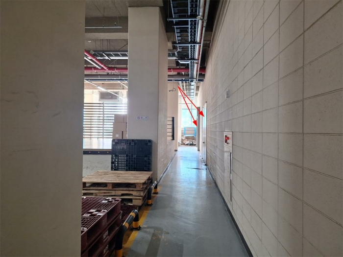 본건 출입문 전