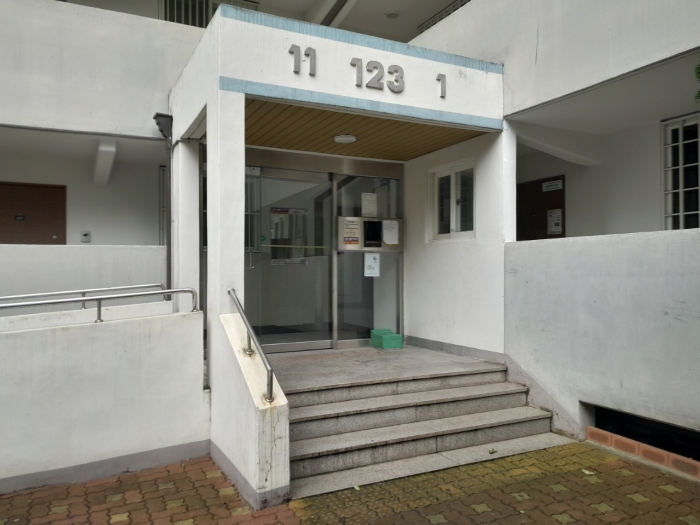 본건 현관 출입