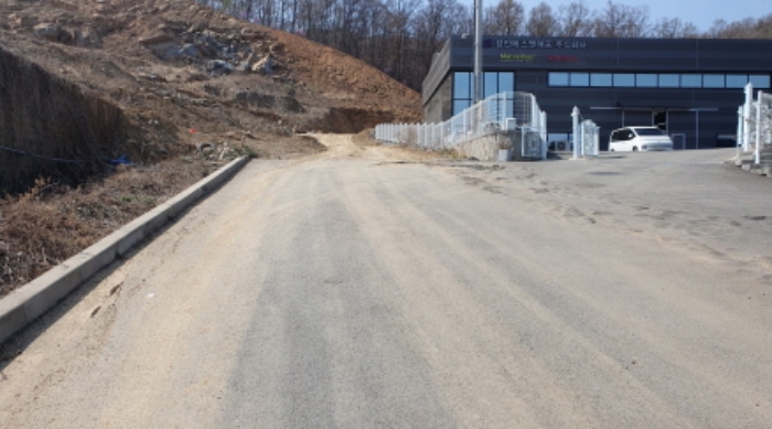 목록11 임야전경(도로로 이용중)