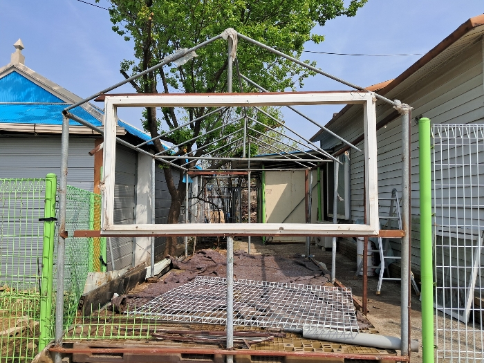 본건 남측 경계 부근의 철구조물(ⓐ) 및 철파이프조 차양(ⓑ)