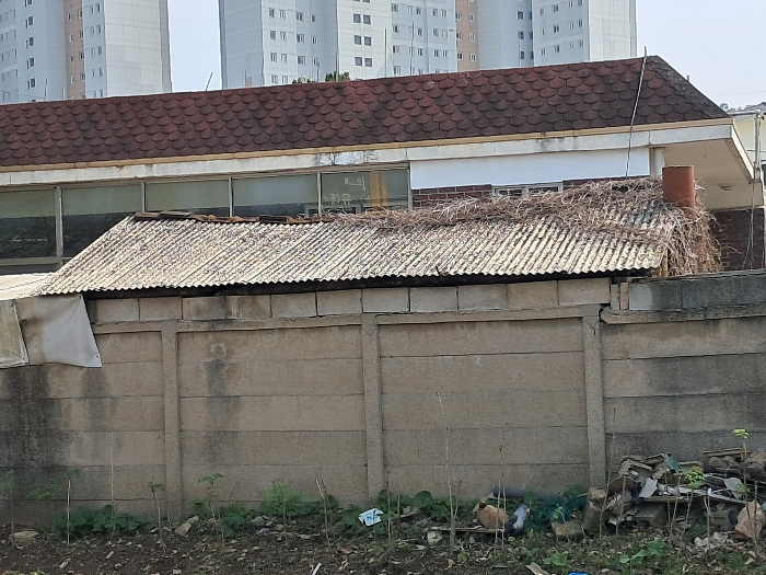 본건 남측 경계 부근의 블럭조 스레트지붕 창고(ⓒ)