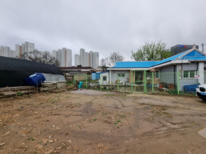 정면 전경(제시외 주택 포함)