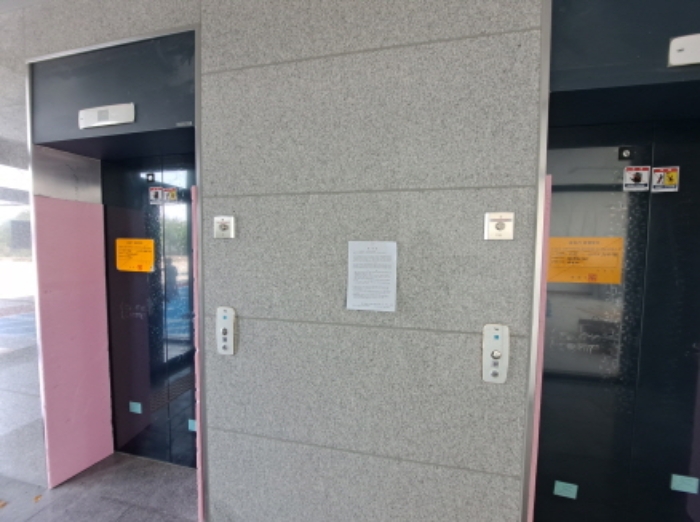 내부 승강기벽면