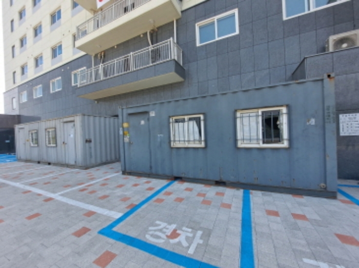 건물 후면 컨테