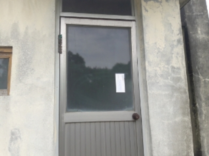 소재지2.(온평리 1339-2) 지상 제시외 건물(ㄱ) 출입문(안내문 부착)