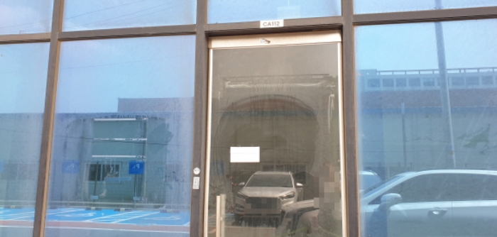 본건 출입문(안내문 부착)