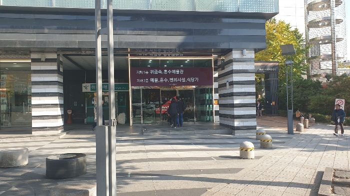 지층부분 출입구