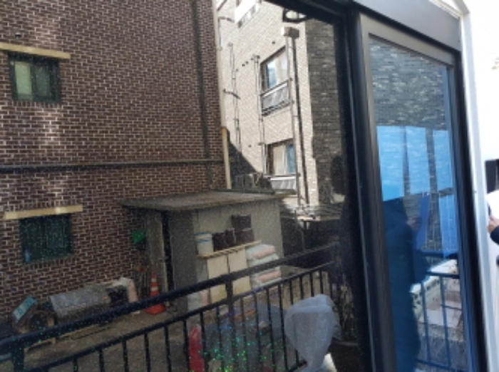 건물출입구 부분