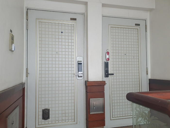 본건 앞 계단실