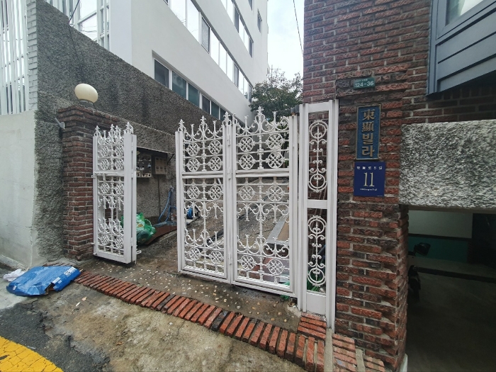 본동 출입구
