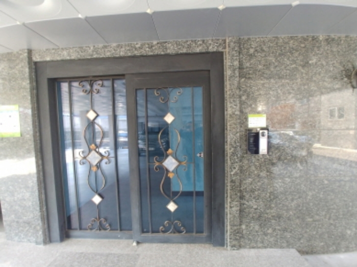 건물 주 출입문