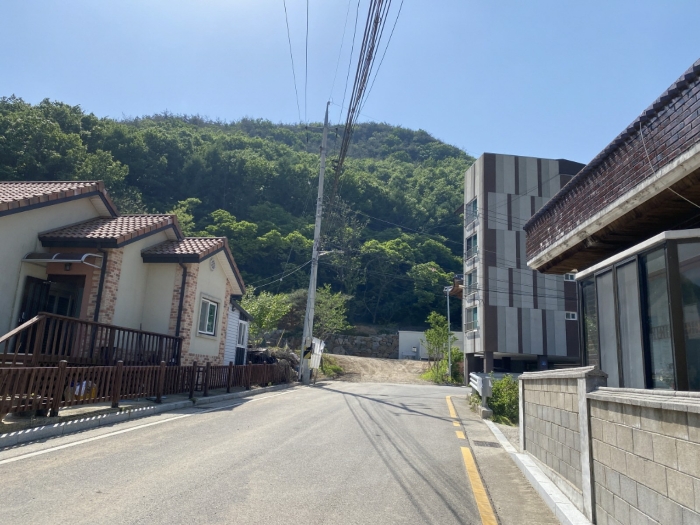 주변전경 - 동측에서 촬영