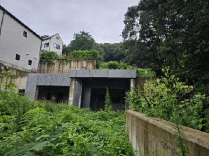 목록16. 지상 공사중단된 외관