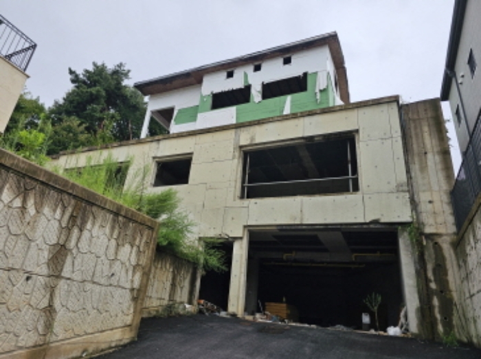 목록12. 지상 공사중단된 제시외 건물 외관