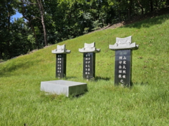 목록7. 갓 비석 3개, 상석 1개