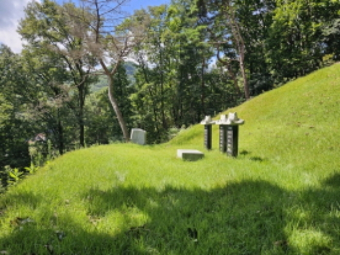 목록7. 갓 비석 3개, 상석 1개 원경