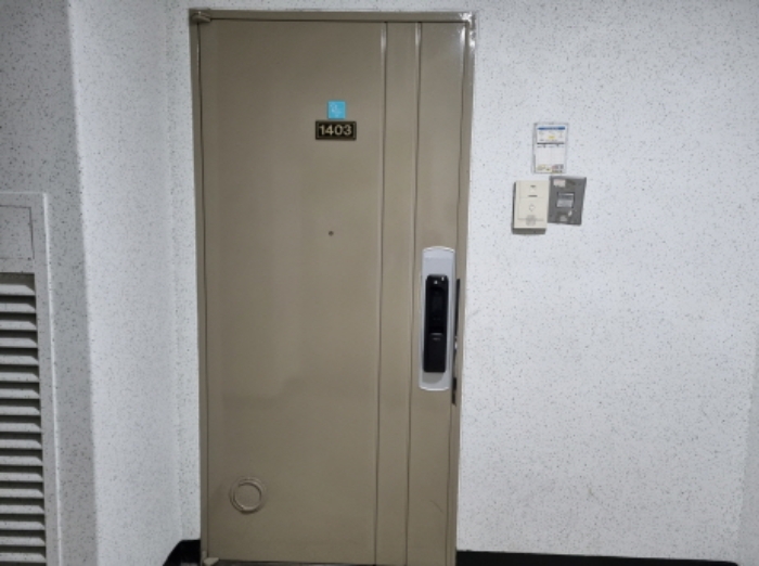 1403호 출입문