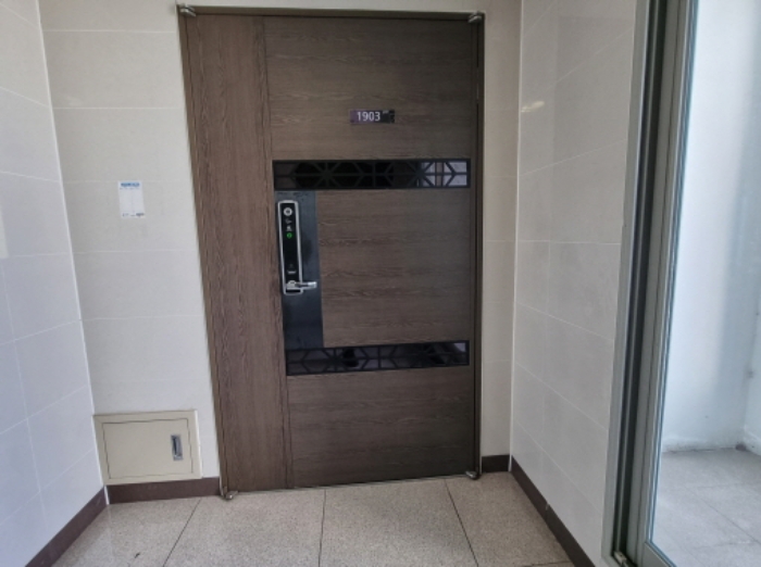 1903호 출입문