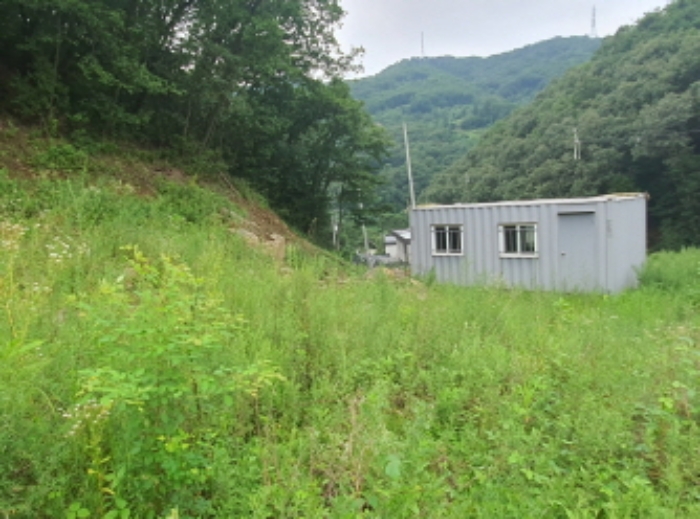 현장사진(토지 전경, 열미리 74-10 지상에 제시외 콘테이너)