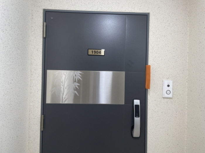 1904호 출입문