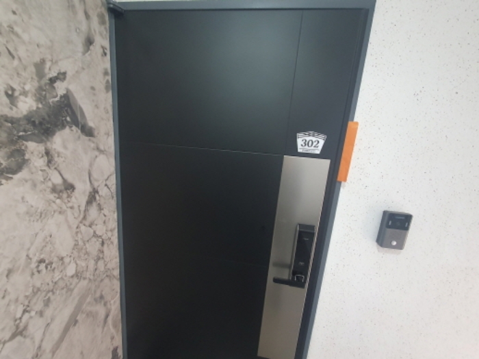 B동 302호 현관