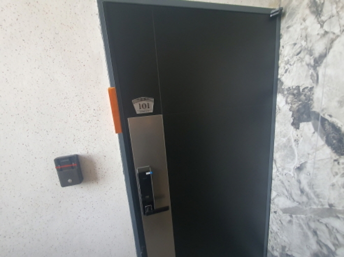 B동 101호 현관