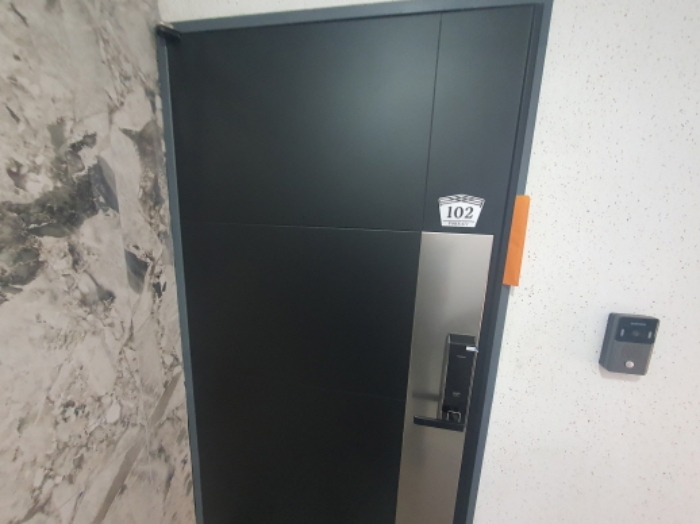 B동 102호 현관