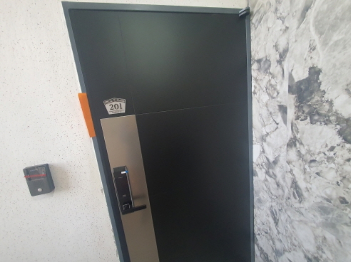 B동 201호 현관