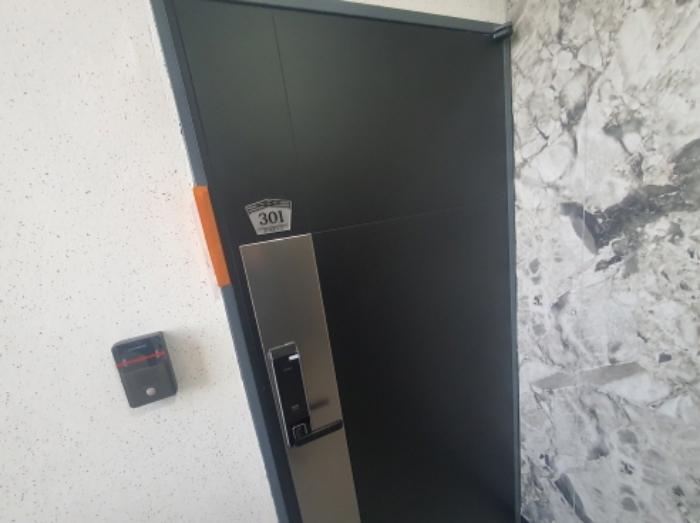 B동 301호 현관