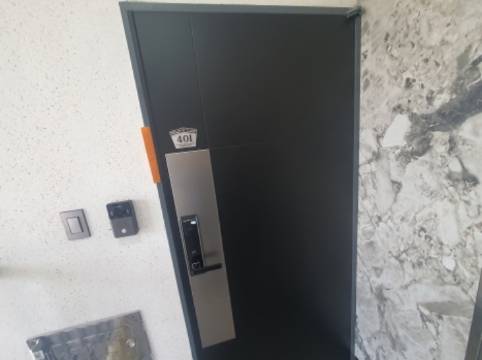 B동 401호 현관