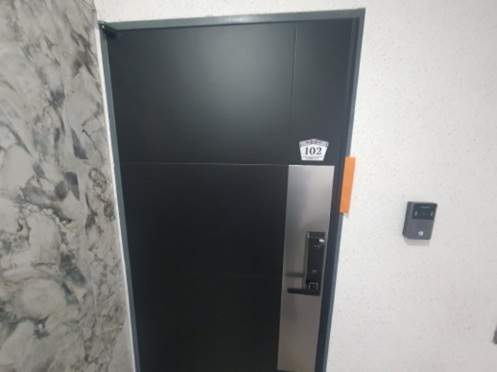 A동 102호 현관