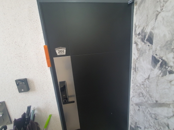 A동 201호 현관
