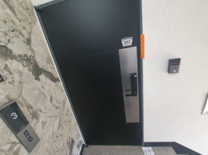 A동 302호 현관