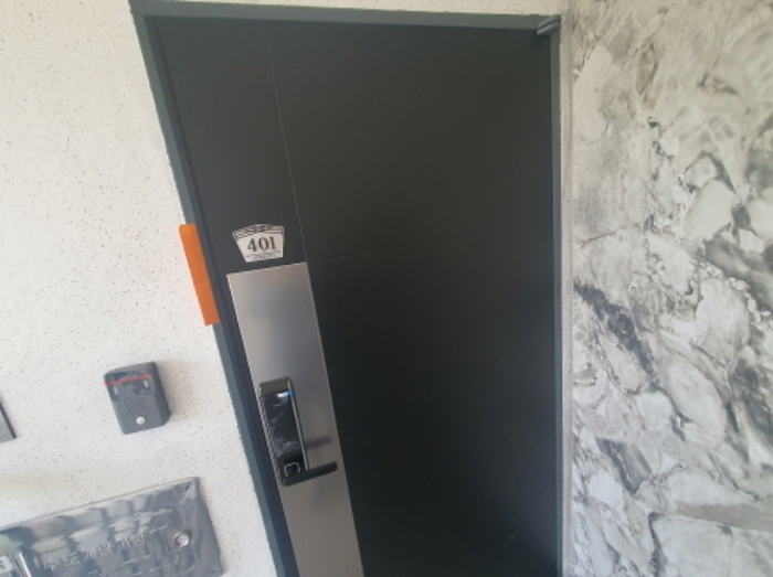A동 401호 현관