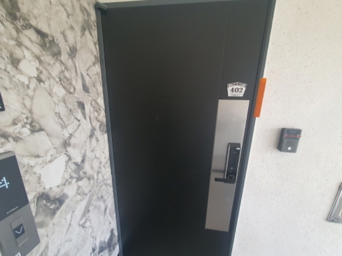 A동 402호 현관