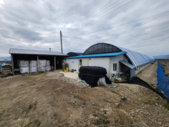 부동산표시 제1호 창고, 보일러실, 관리사 및 부동산표시 제2호에 걸친 비닐하우스 양어장 