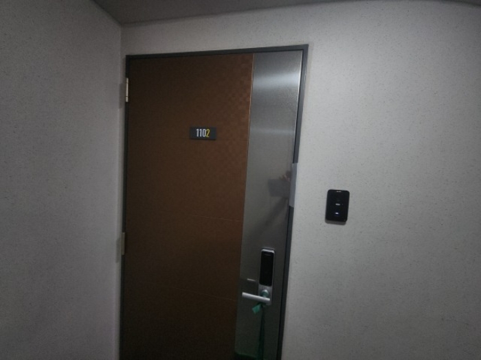 출입문 및 안내