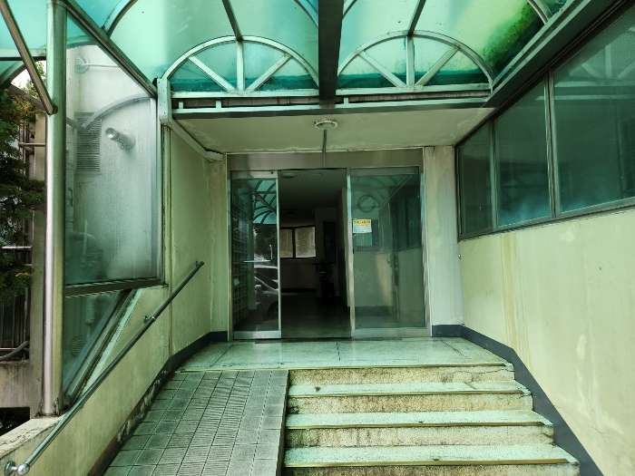 공동 현관 입구