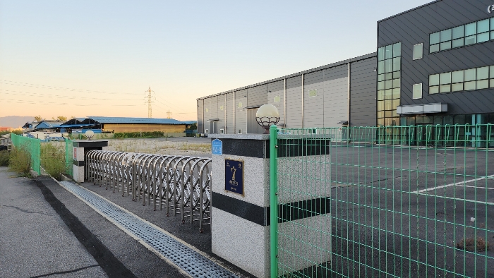 본건 공장 정문