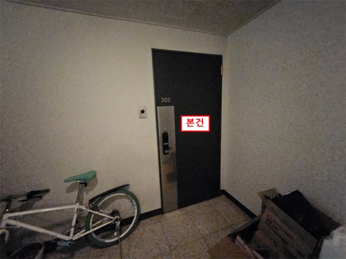 본건 현관문 전