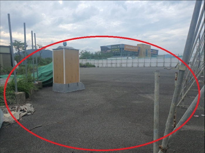 본건 기호(2)토지부분 전경과 이동식 화장실(평가제외-이동용이)