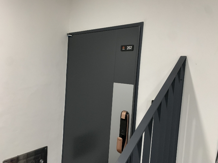 202호 출입문
