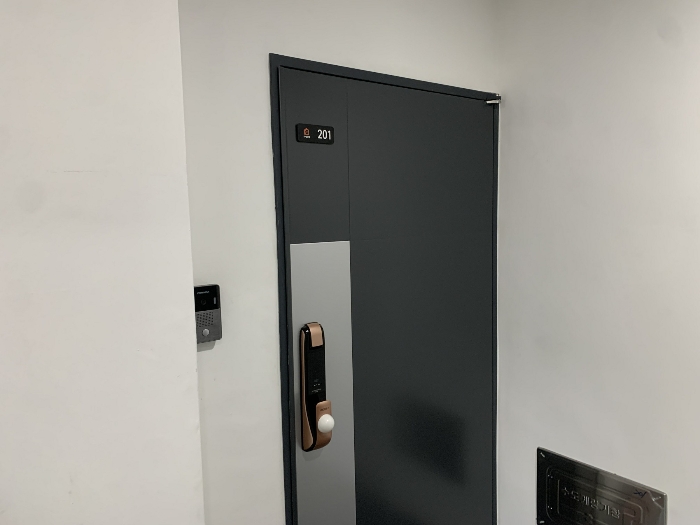 201호 출입문