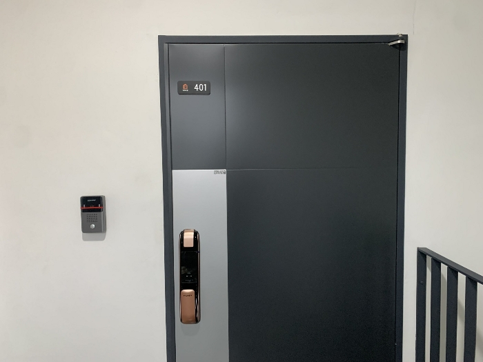 401호 출입문