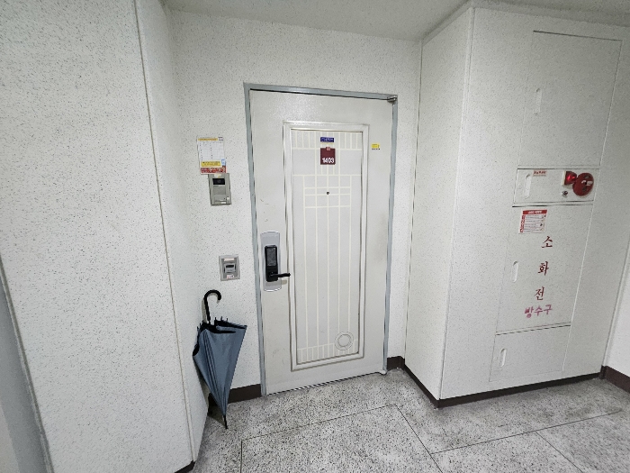 본건 현관문 전