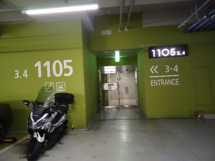 건물 입구(지하)