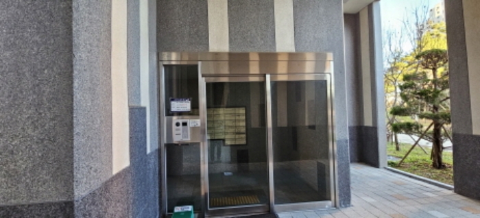 본건 아파트 공동출입구