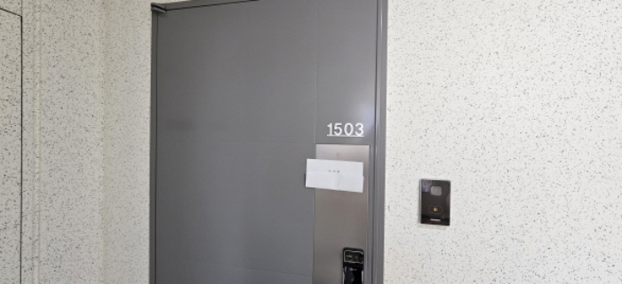 본건 아파트 세대출입문 (안내문 부착)