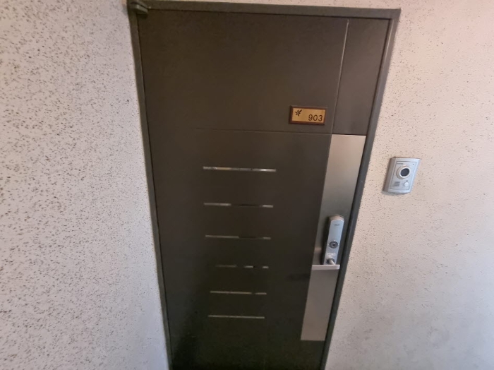 903호 출입문