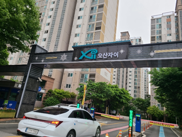 본건 아파트단지 입구 전경